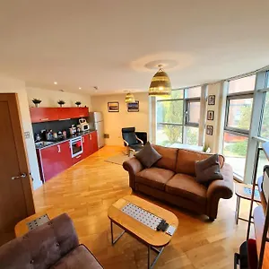  Apartment Centre Lifestyle!!